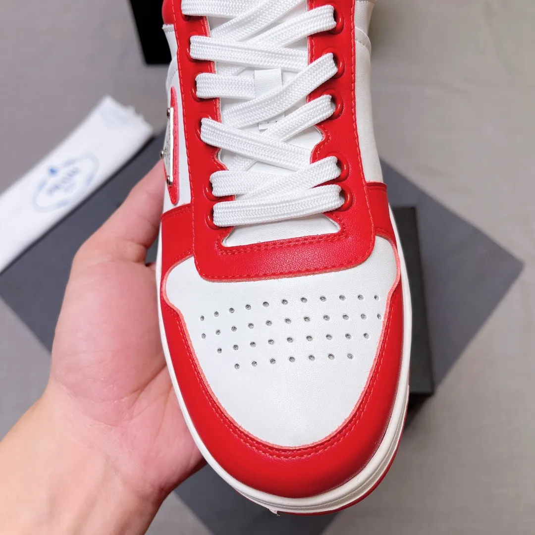 P380 Prada Prada's new men's leather sneakers, the highest version on the market, any comparison is welcome🆚! The original leather has excellent texture and is super high-end! Fetal sheep net lining imported from Italy, removable pad! Luxurious materials and fine workmanship, highly recommended! Code number 38-45 No. 058
